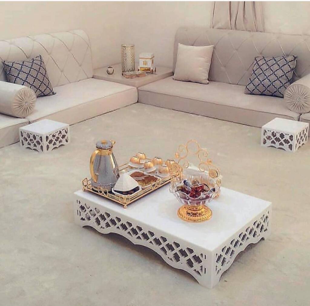تصميم وتنفيذ مجالس عربية فاخرة مع تنجيد عالي الجودة يعكس التراث العربي الأصيل. نوفر جلسات مريحة بأقمشة فاخرة وألوان ونقوش مخصصة تناسب ذوقك، مع الاهتمام بأدق التفاصيل لإضفاء طابع من الفخامة والأناقة على مجلسك.
