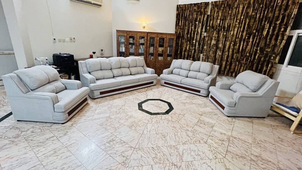 تنجيد كنب فاخر بتصاميم عصرية وخامات عالية الجودة في الرياض